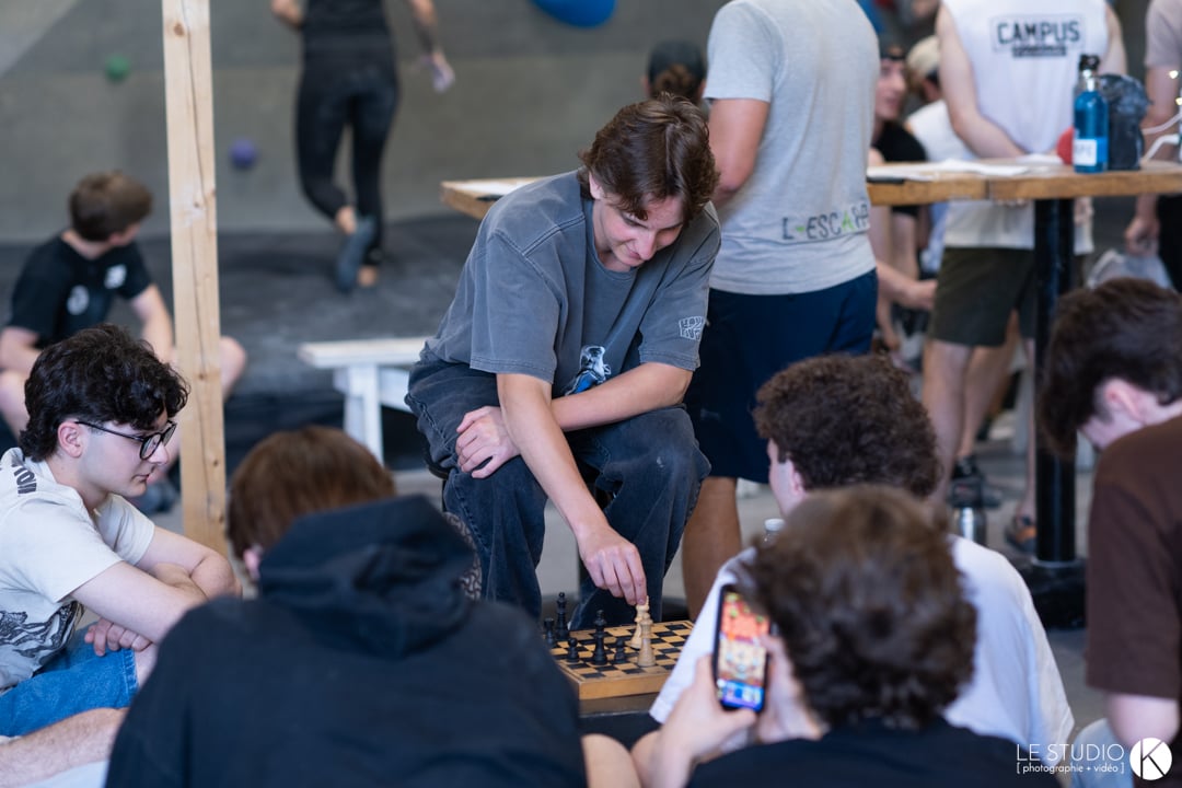 Partie de jeu de société sur le plancher, entre deux blocs